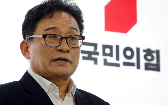 12일 국민의힘 대선 경선 예비 후보인 박찬주 전 육군대장이 서울 여의도 중앙당사에서 국민의힘 유튜브 라이브 방송 '올데이 라방'을 마친 뒤 후보 사퇴 의사를 밝히고 있다. 국회사진기자단=연합뉴스.